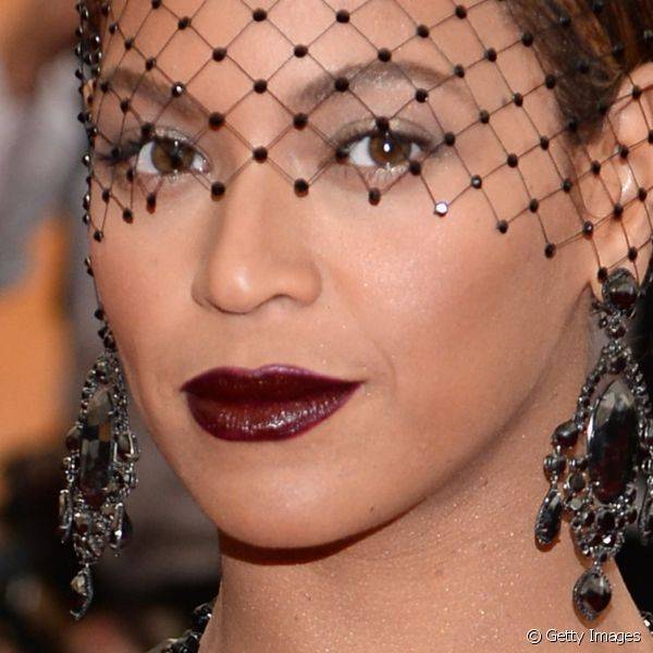 Beyoncé combinou a make com o clima dramático do vestido e manteve todas as atenções nos lábios que ganharam um tom escuro de vinho